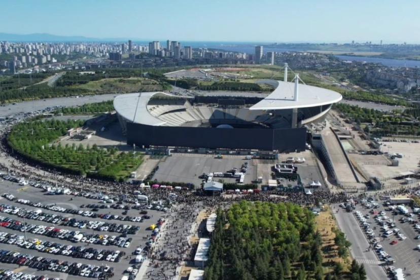 Kanye West konseri öncesi stadyum çevresindeki yoğunluk havadan görüntülendi