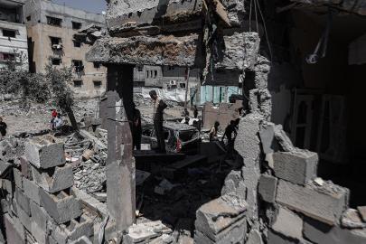 Katil İsrail Gazze'de bir binayı vurdu: 4 ölü, 15 yaralı