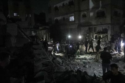 Katil İsrail, Gazze'deki 2 binayı hava saldırısıyla yıktı