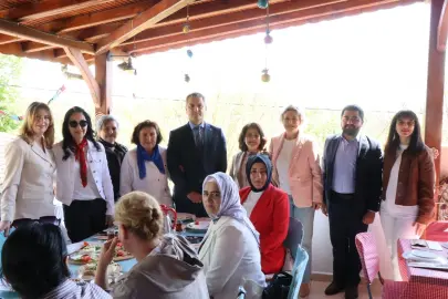 Kocaeli İzmit'te kadın muhtarlara Anneler Günü kahvaltısı