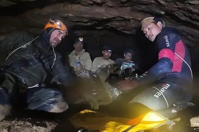 Laosta mağara mucizesi: Mahsur kalan madenciler kendi imkanlarıyla kurtuldu