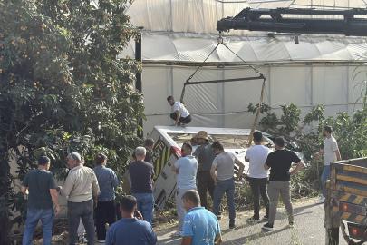 Öğrenci servis minibüsü bahçeye devrildi: 6 yaralı