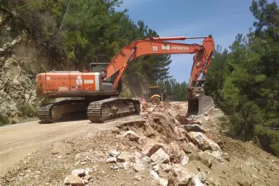Antalya 'da Büyükşehir ekiplerinden yol mesaisi