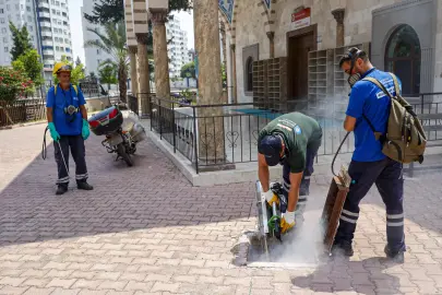 Antalya'da toplu kullanım alanlarına ilaçlama çalışması
