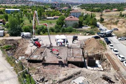 Başkan Er, temel atma töreninde beton dökümünü durdurdu