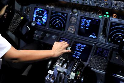 Yolcu uçaklarının rotasına giren pilot, kuleyi çileden çıkardı
