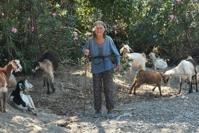 90 yaşında, elinde değneğiyle her gün merada