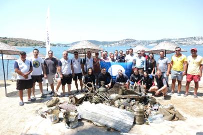 Bodrum'da denizden 370 kilo atık çıkarıldı; av sepetinde mahsur kalan balıklar suya bırakıldı