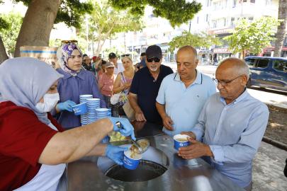 Büyükşehir Belediyesi aşure ikramına devam ediyor