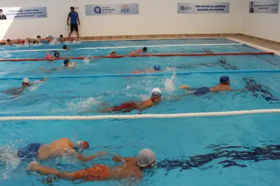 Antalya'da vatandaşlar eğitmenler eşliğinde yüzme öğreniyor