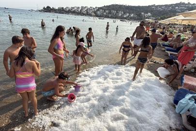 Bodrum’da sahile dökülen 2 ton buzla serinlediler