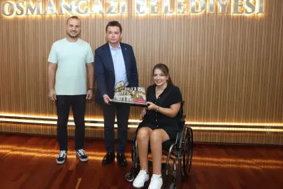 Bursa Osmangazili başarılı pilot kupasını Başkan Aydın’la paylaştı