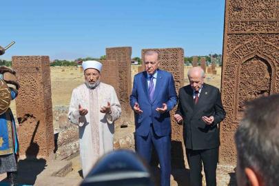 Cumhurbaşkanı Erdoğan Ahlat Selçuklu Kabristanını ziyaret etti