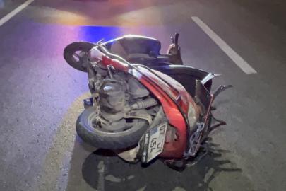 Devrilen motosikletin sürücü, başını aydınlatma direğine çarpıp yaşamını yitirdi