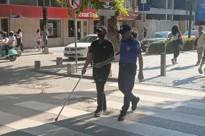 Görme engelli vatandaşa Kocaeli Zabıtası'ndan destek eli