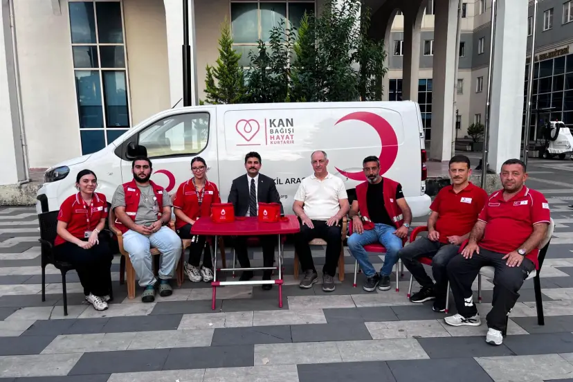Hopa Kaymakamı Karakaya’dan kan bağışı aracına ziyaret