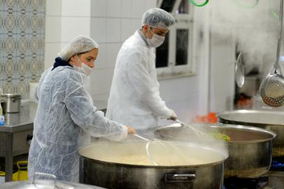 İhtiyaç sahiplerine her gün sıcak yemek