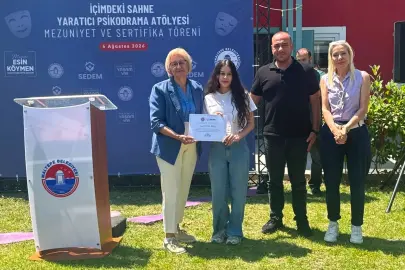 İstanbul Maltepe'de ''İçimdeki Sahne Atölyesi'' katılımcıları belgelerini aldı