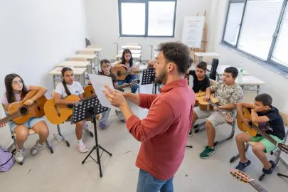 İzmir Büyükşehir’in Yaz Okulu hem eğlendiriyor hem öğretiyor
