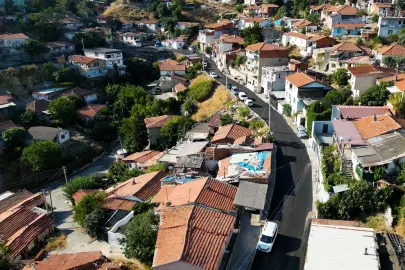 İzmir Narlıdere’de asfalt seferberliği sürüyor