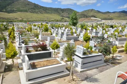 İzmir’de mezarlıklarda yeni dönem... Mezar yapımına standart geliyor