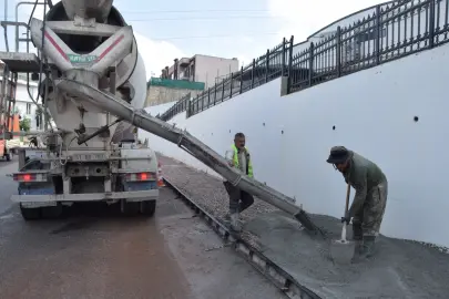 Kocaeli İzmit Belediyesi'nden Tüysüzler’e beton kaldırım