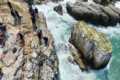 Kocaeli'de kayalıklarda mahsur kaldı, imdadına Büyükşehir İtfaiyesi yetişti
