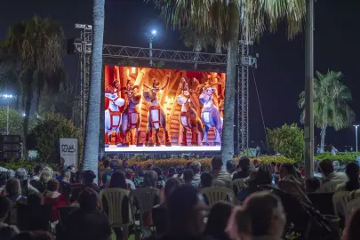 Mersin’de çocuklar açık havada sinema keyfi yaşadı