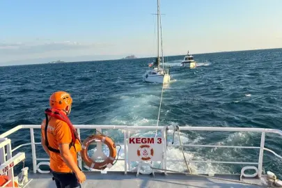 Moda açıklarında sürüklenen tekne kurtarıldı