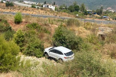 Otomobil dere yatağına uçtu
