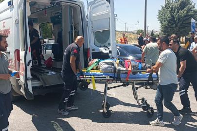 Otomobille çarpışan motosikletin sürücüsü yaralandı