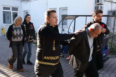 Üvey annesini ölümüne ilişkin yargılanan kadın ile erkek arkadaşı suçlamaları reddetti