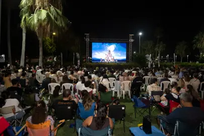 Yukarı Bak filmiyle sahilde sinema keyfi