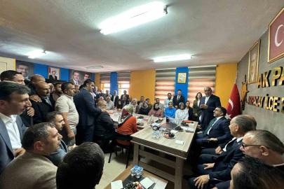 AK Parti Kars’ta ilçe teşkilatlarını buluşturdu: "Birlik ve beraberlik içinde çalışmaya devam edeceğiz"