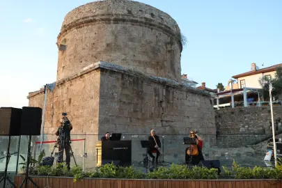 Hıdırlık Kulesi’nde Akdeniz manzarasına müzik eşlik etti