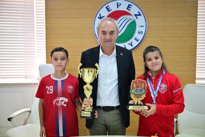 Kepez'in genç şampiyonları Başkan Kocagöz'ü ziyaret etti