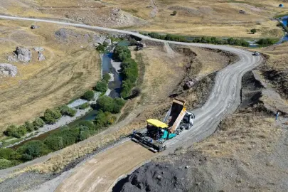 Van kırsalında zorlu yol mesaisi