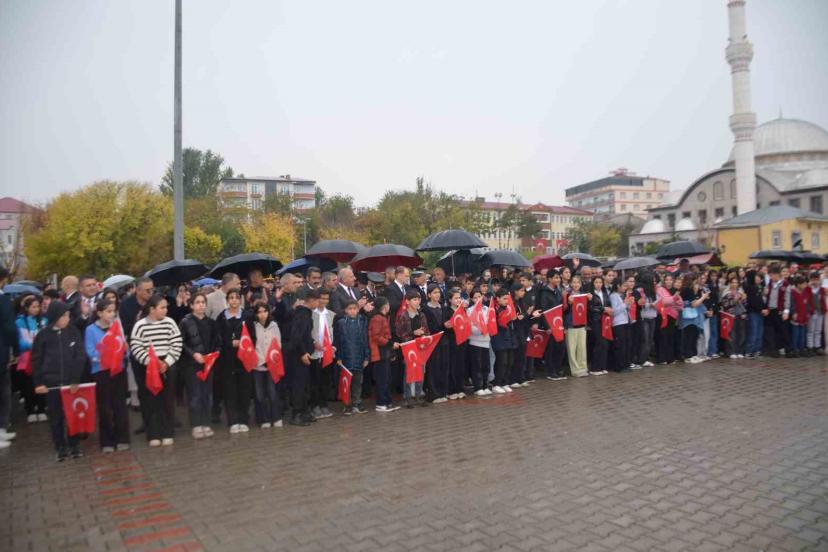Bulanık’ta 200 metrelik Türk bayrağıyla yürüyüş düzenlendi