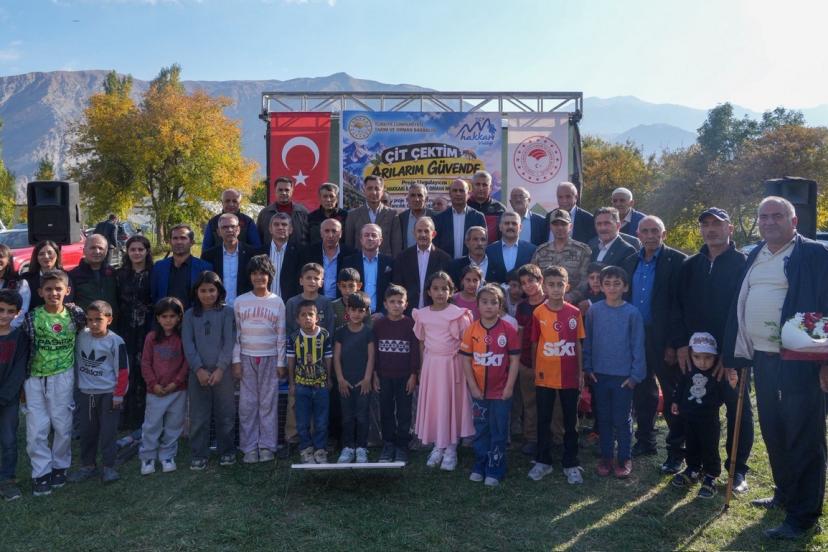 Hakkari’de 262 elektrikli çit dağıtıldı