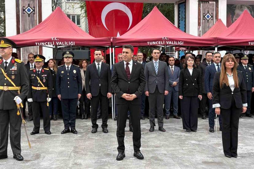 Tunceli’de 29 Ekim Cumhuriyet Bayramı kutlamaları çelenk sunumuyla başladı